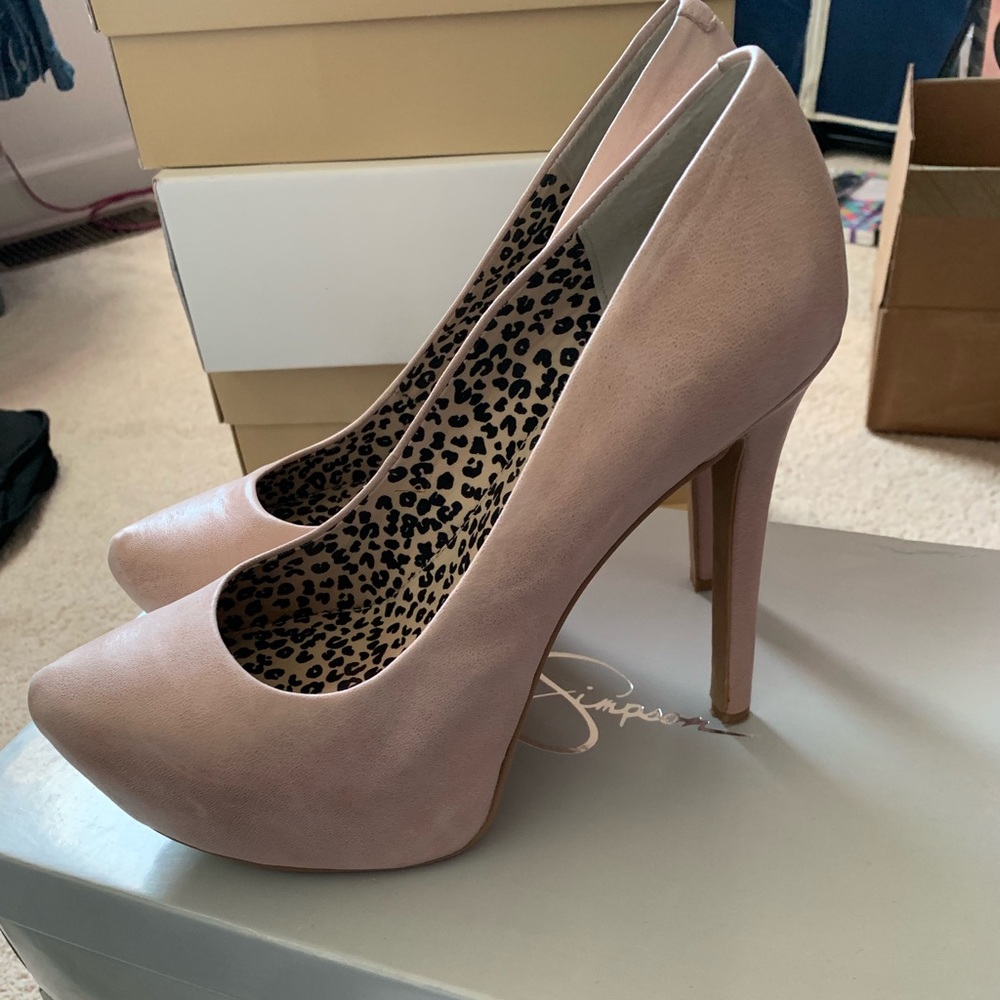 Beautiful pale pink Jessica Simpson pump